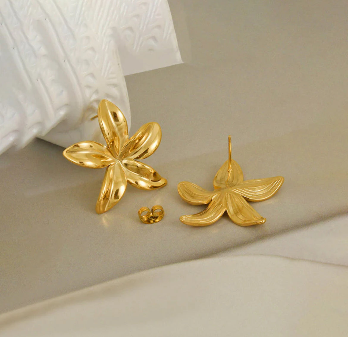 Viral Anti Tarnish Flower Earrings