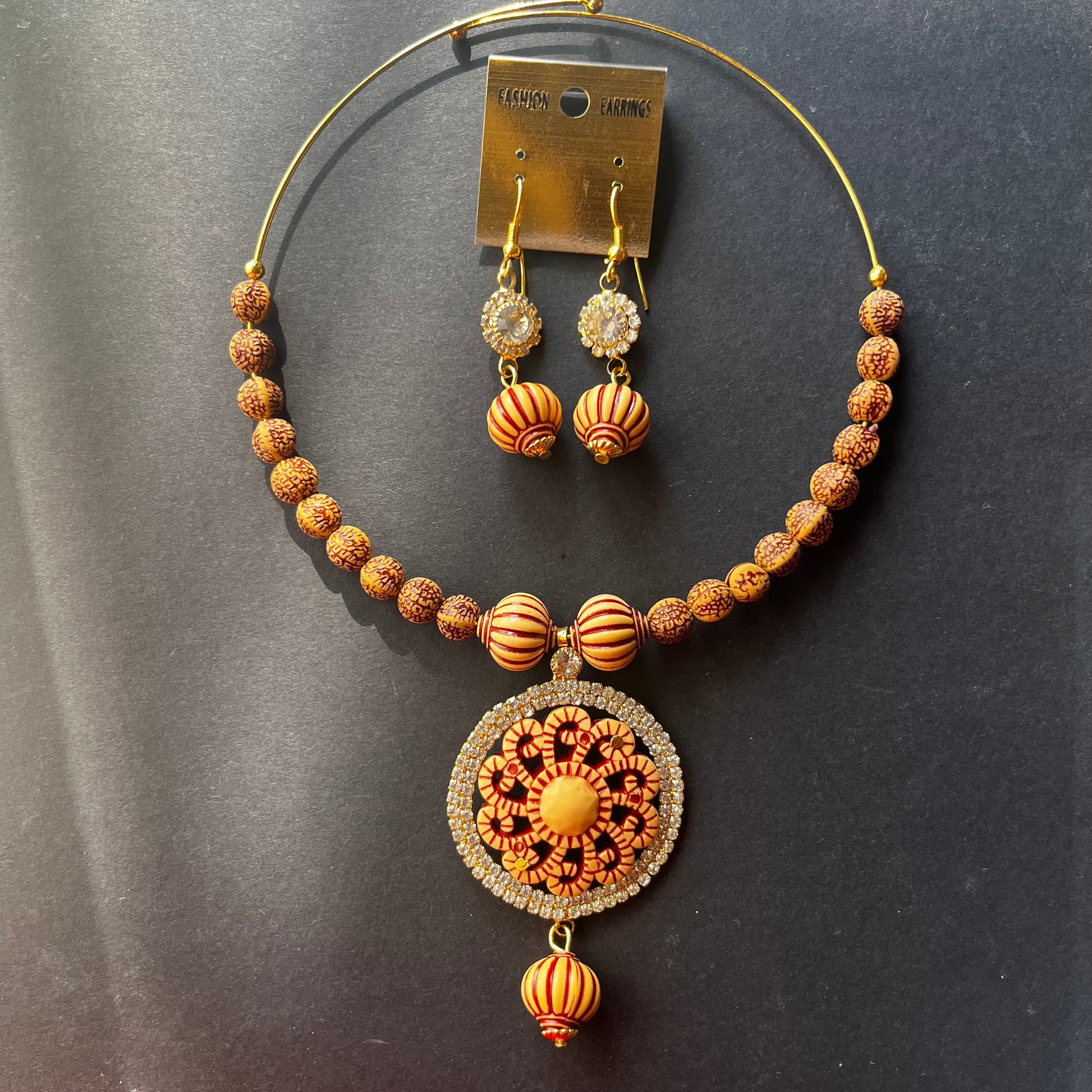 Unique Necklace Set Ain Wear - Where Elegance Meets Modernity!