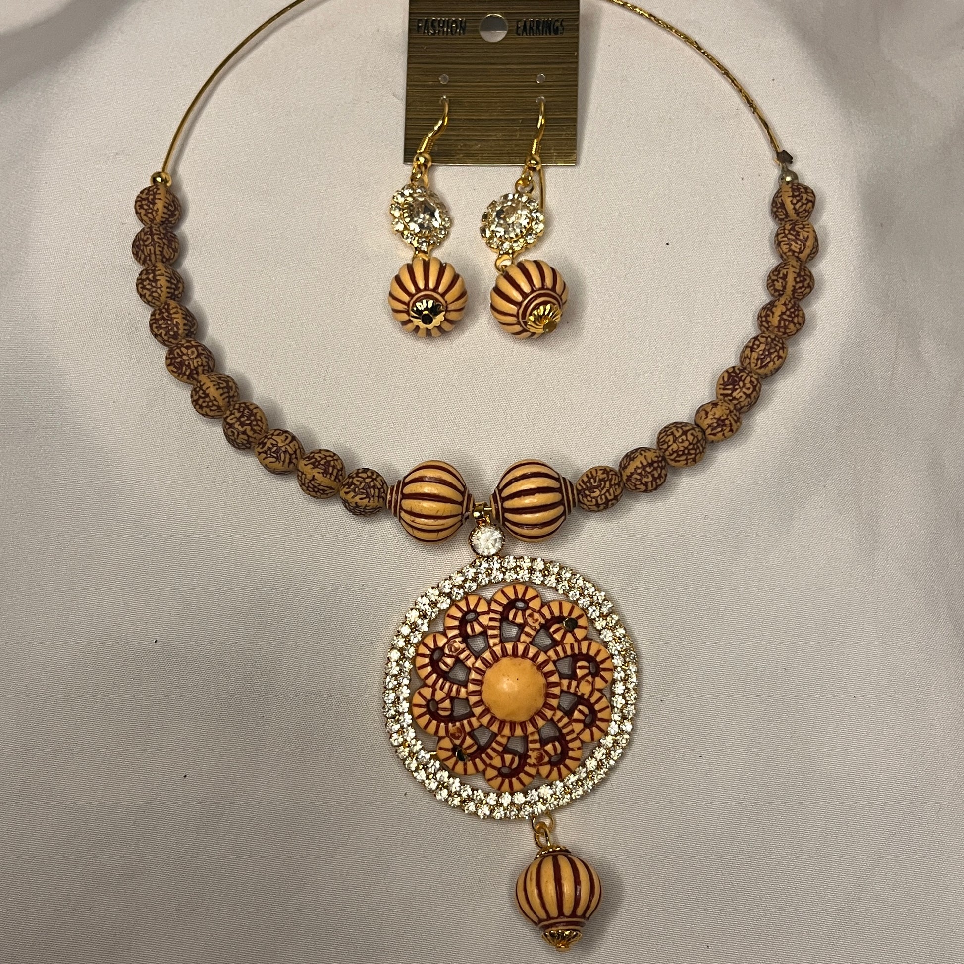 Unique Necklace Set Ain Wear - Where Elegance Meets Modernity!
