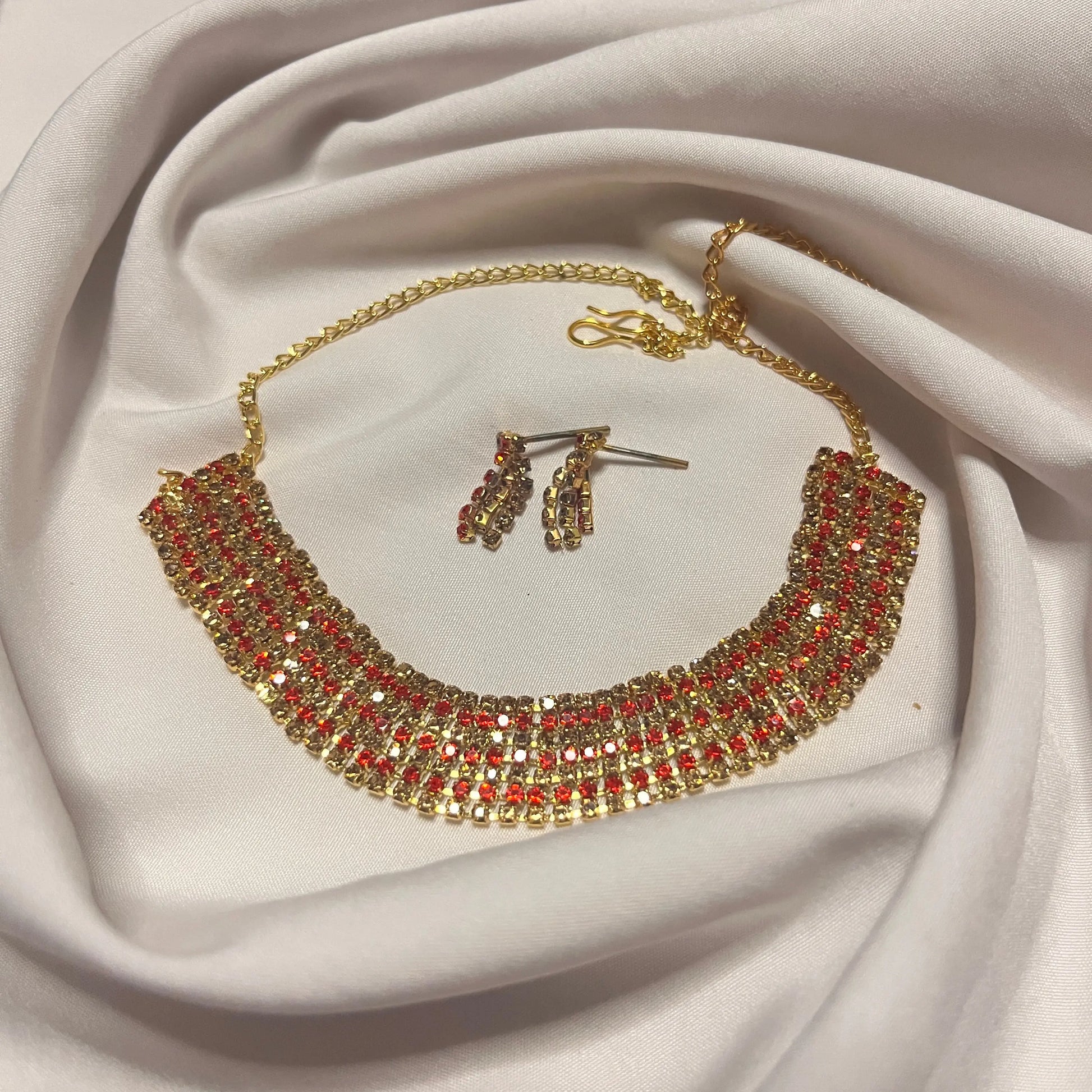 Choker & Earring Set Ain Wear - Where Elegance Meets Modernity!